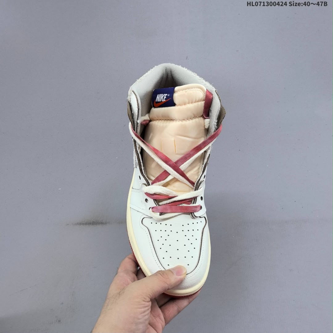 Nike Air Jordan 1 Retro High OG 4